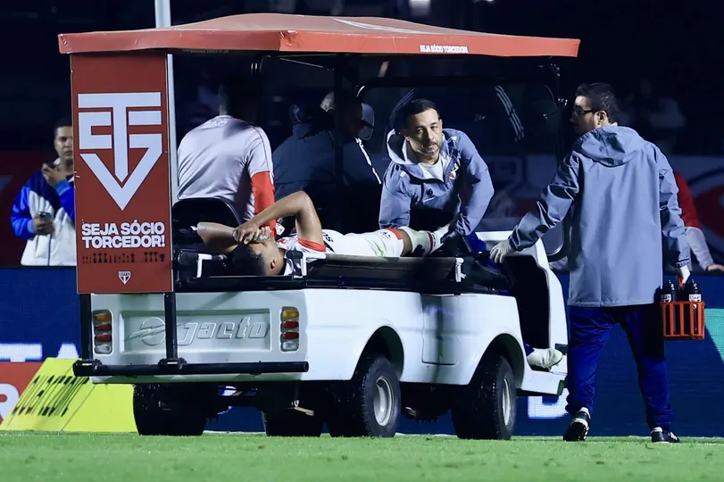 Alisson sai na maca ap&oacute;s travar a perna no gramado