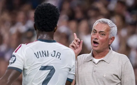 Mourinho revela o que disse a Vini Jr ap&oacute;s vaias no Bernab&eacute;u