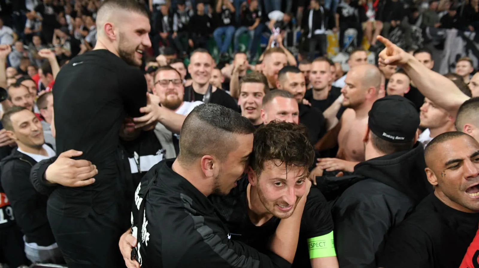 A torcida empurrou e o Frankfurt completou uma dif&iacute;cil miss&atilde;o para seguir sua grande hist&oacute;ria na Liga Europa
