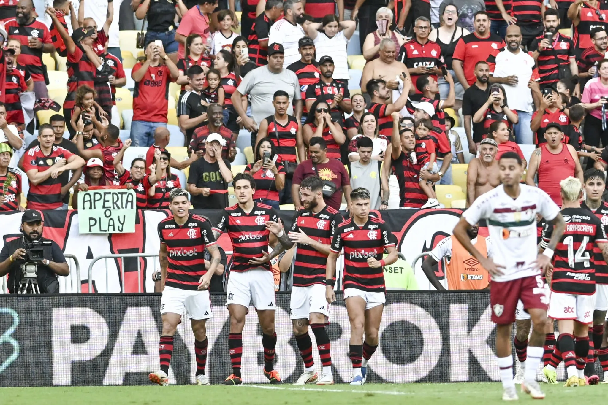 Diniz mexe mal, Fluminense tem atua&ccedil;&atilde;o ruim e v&ecirc; Flamengo vencer cl&aacute;ssico no Carioca