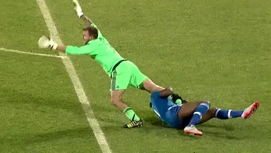 Segue o jogo? Drogba agarrou perna de goleiro advers&aacute;rio na MLS e levou s&oacute; amarelo