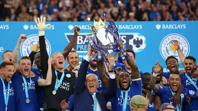 Em transe coletivo, o Leicester viveu a euforia de um s&aacute;bado que nunca ter&aacute; fim