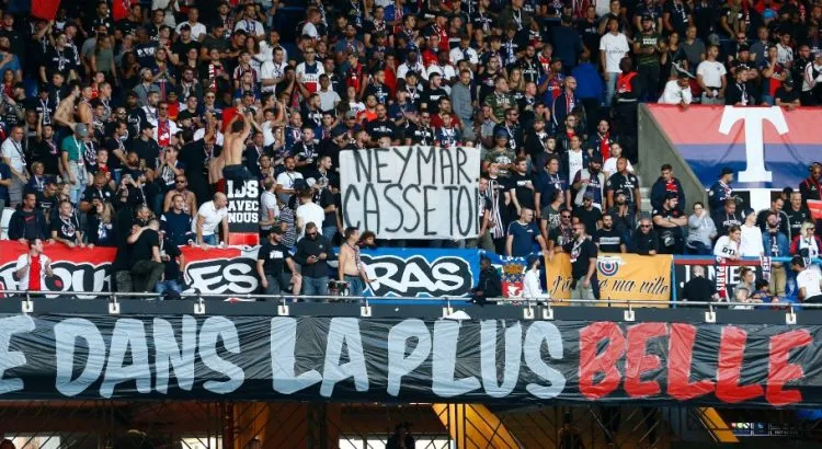 A estreia do PSG na Ligue 1 acabou marcada pelos xingamentos da torcida contra Neymar