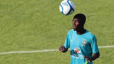 Mano treina com Paulinho e Ramires como titulares