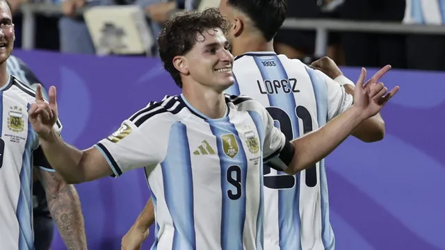 Argentina 3 x 1 Su&iacute;&ccedil;a: Messi e gola&ccedil;o de &Aacute;lvarez salvam time cansado e longe de sua filosofia