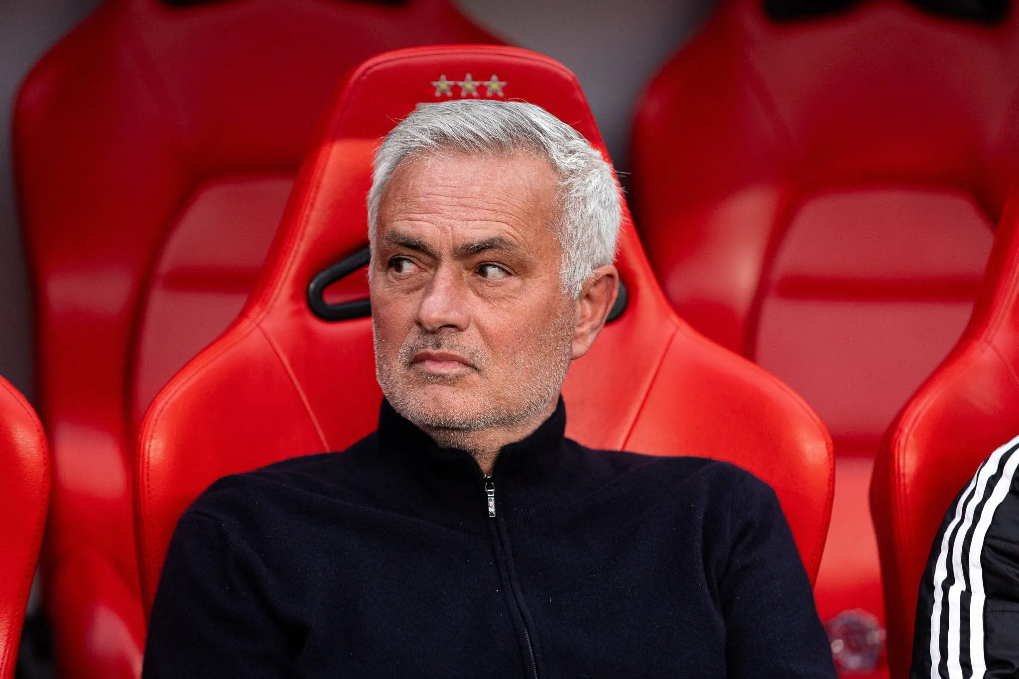 Jos&eacute; Mourinho no banco de reservas do Benfica