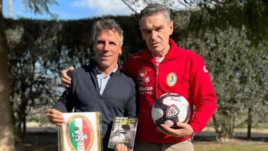 Gianfranco Zola encontra homem que tentou sequestr&aacute;-lo h&aacute; 30 anos e&hellip; o abra&ccedil;a!