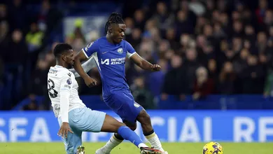 O calv&aacute;rio de Romeo Lavia: ap&oacute;s estrear com quatro meses de atraso, volante do Chelsea se machuca (de novo)