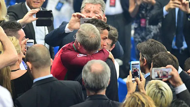 [V&iacute;deo] Ferguson fez quest&atilde;o de cumprimentar Cristiano Ronaldo pelo t&iacute;tulo da Eurocopa