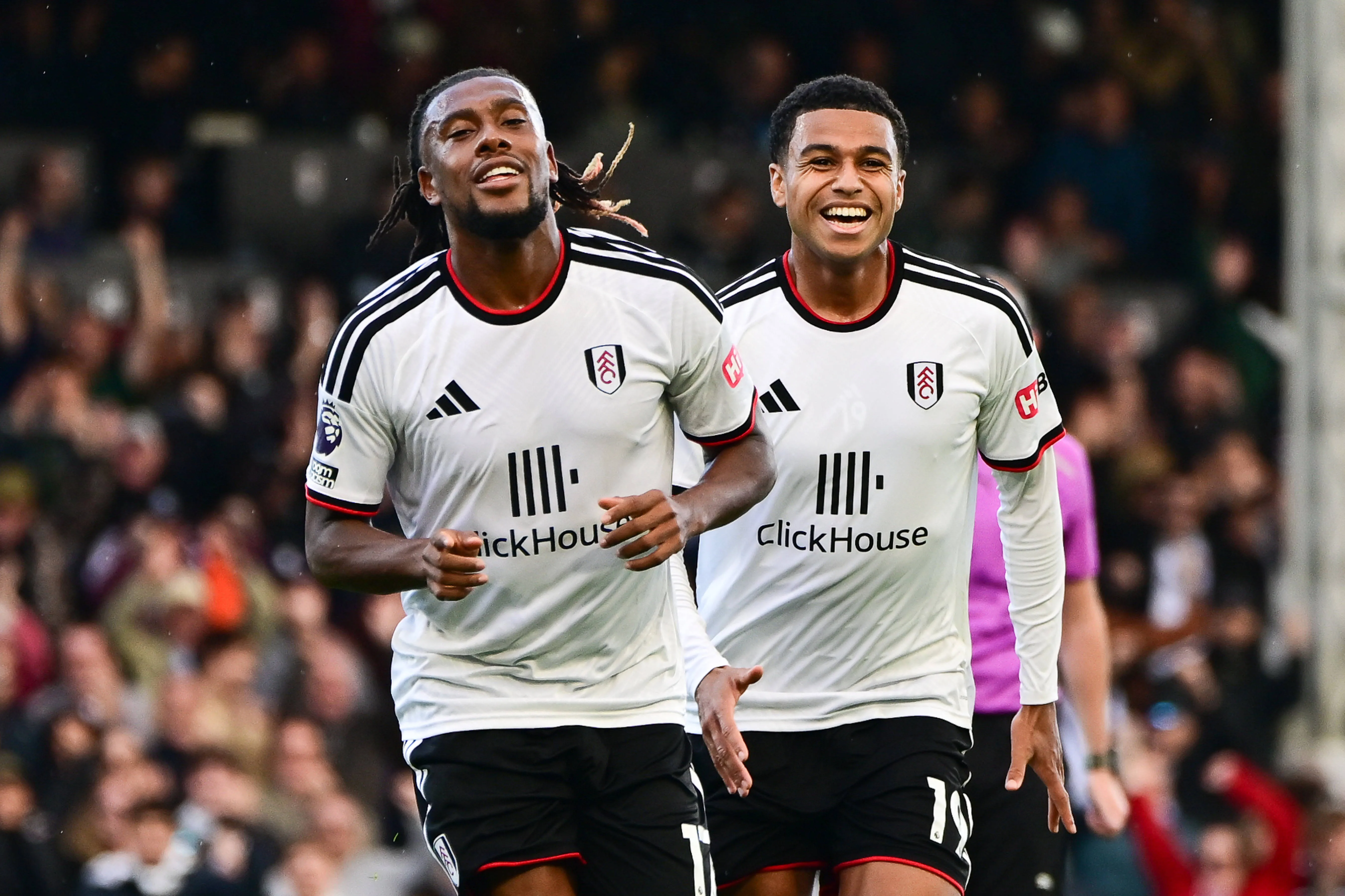 Alex Iwobi celebra gol pelo Fulham