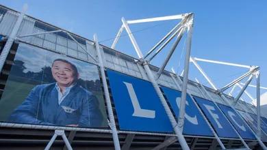 Leicester oferece cerveja, &aacute;gua e bolo de gra&ccedil;a para celebrar o anivers&aacute;rio do seu falecido dono