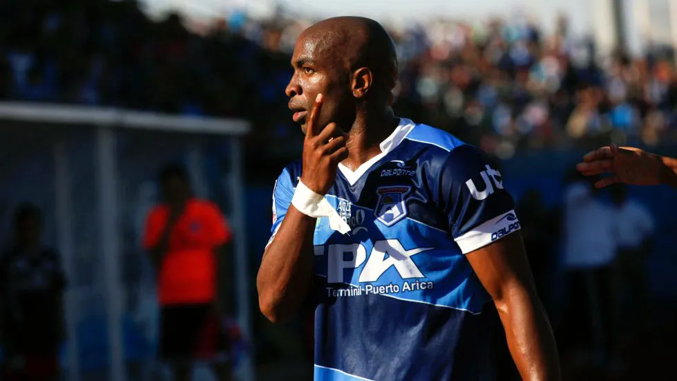 Inconformado com racismo, jogador chora e jogo &eacute; interrompido no Chile