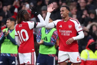 Bola parada e gols de zagueiros: Arsenal &lsquo;volta &agrave;s ra&iacute;zes&rsquo; para chegar ao topo da Premier League