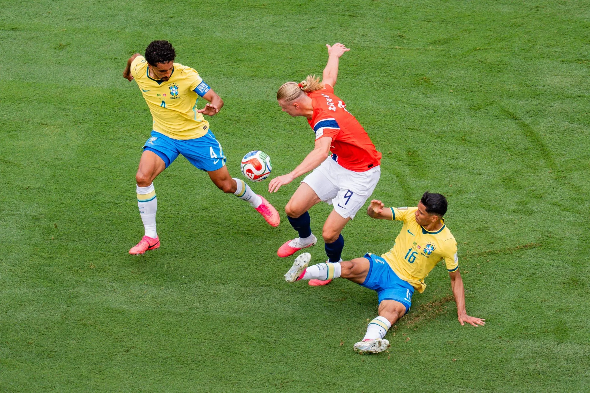 Haaland em marcado pela defesa do Brasil