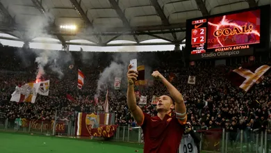 No d&eacute;rbi que ia consagrando Felipe Anderson, Totti tratou de fazer hist&oacute;ria e decretou o empate