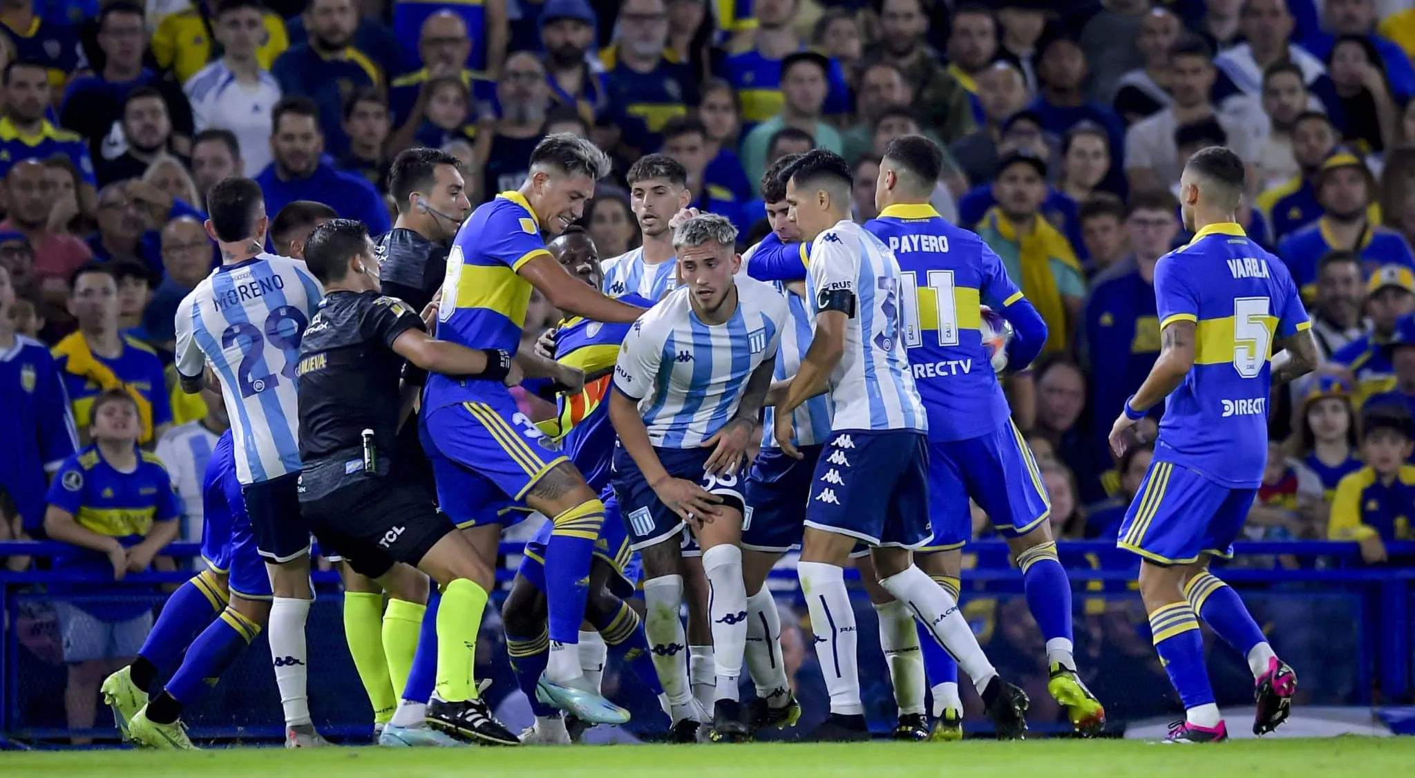 Sobraram pancadas num Boca Juniors x Racing quente, que encerrou a sequ&ecirc;ncia ruim dos xeneizes no Argentino &ndash; e ampliou a dos racinguistas