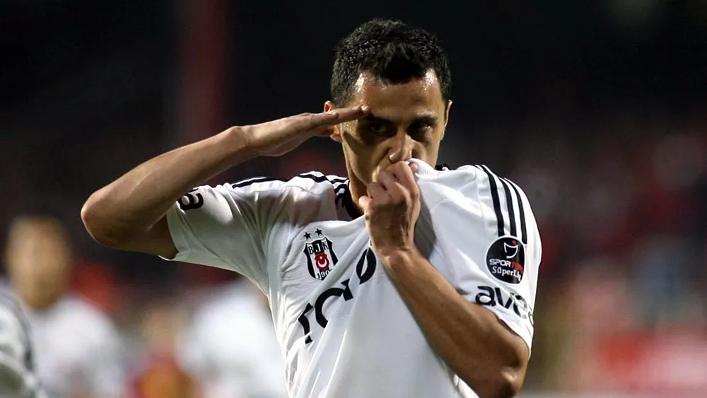 Bob&ocirc; nos tempos de Besiktas: ele &eacute; o maior artilheiro da hist&oacute;ria do clube