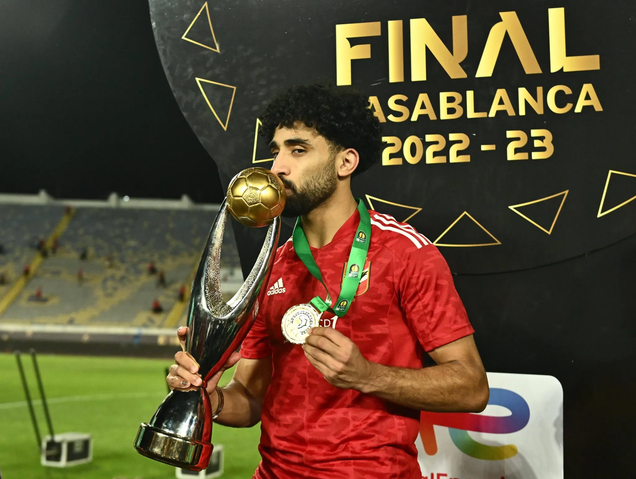 Marwan Attia beija trof&eacute;u da Liga dos Campe&otilde;es da CAF 
