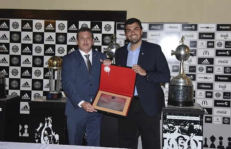 Alejandro Dom&iacute;nguez recebeu uma honraria do Olimpia por seus servi&ccedil;os prestados ao clube - Foto: Divulga&ccedil;&atilde;o/Conmebol