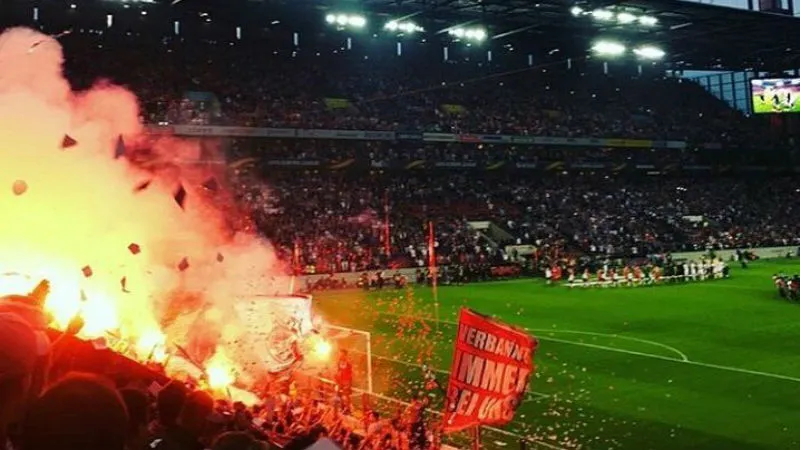 No duelo entre Col&ocirc;nia e Estrela Vermelha, o show nas arquibancadas impressionou