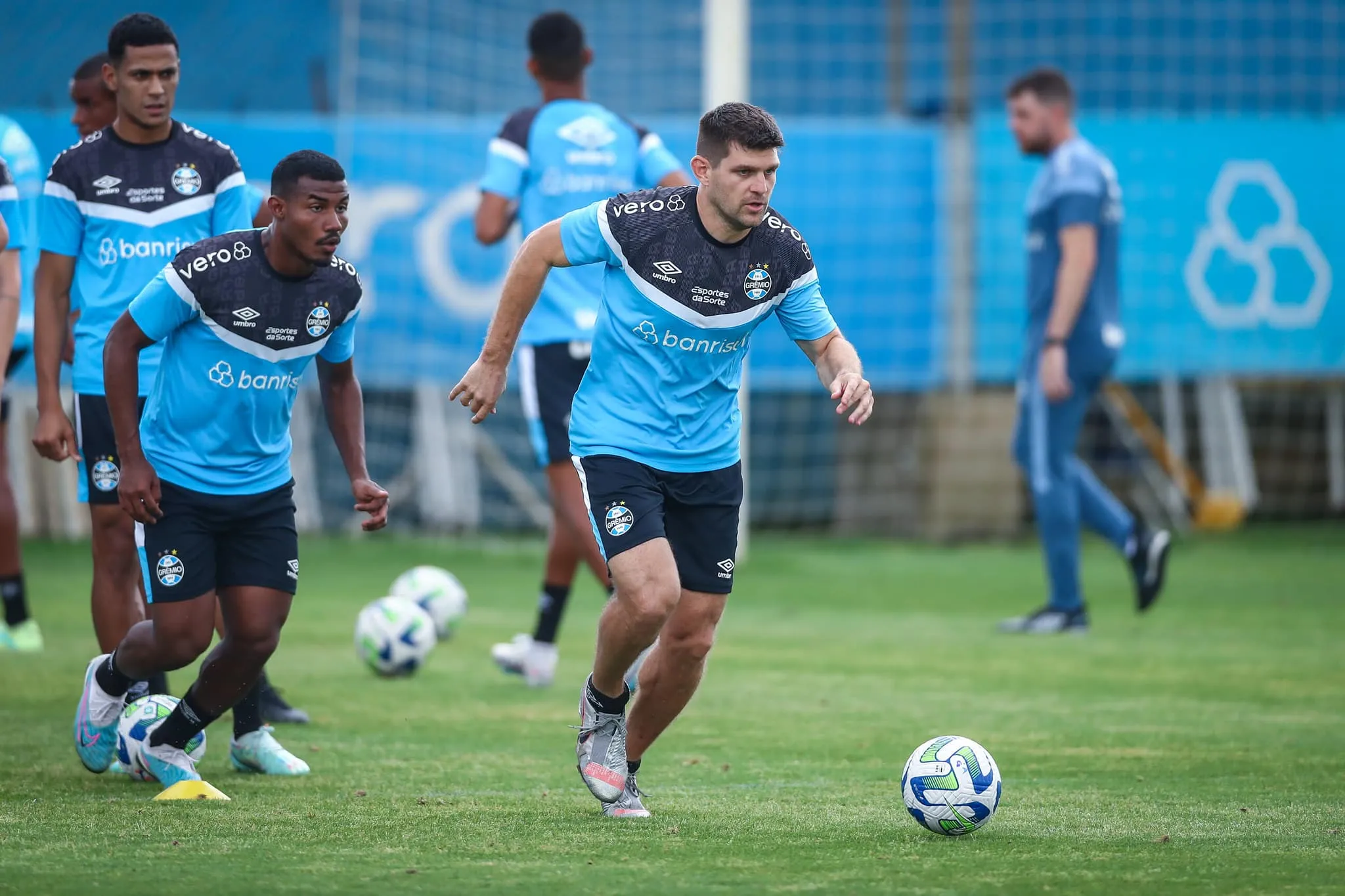 Defesa do Gr&ecirc;mio causa calafrios para jogo contra o Atl&eacute;tico-MG &mdash; e ainda faltam 10 dias