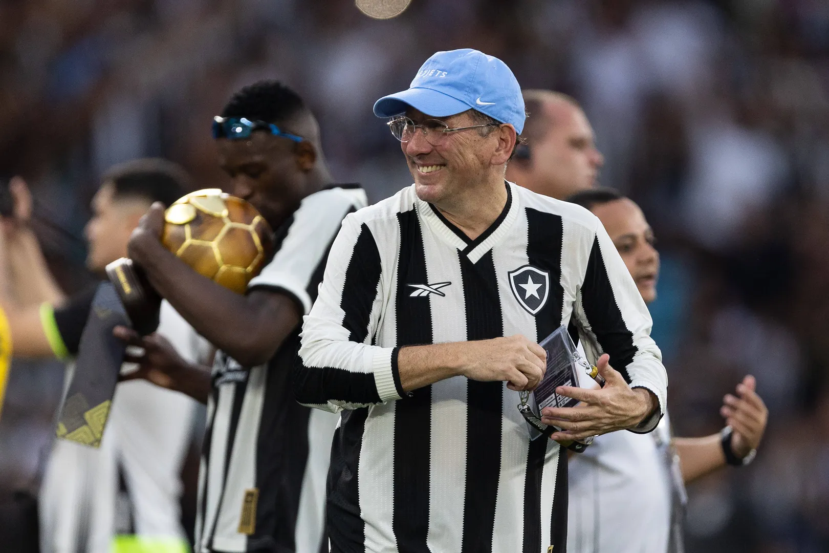 John Textor segue na busca por um novo t&eacute;cnico para o Botafogo e perde a chance de trazer Vasco Matos do Santa Clara