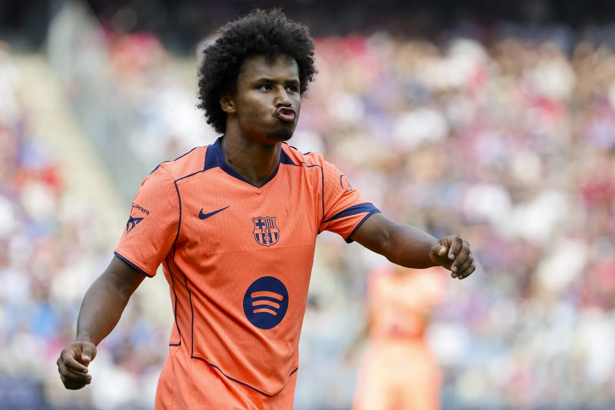 Adeyemi celebra gol pelo Barcelona