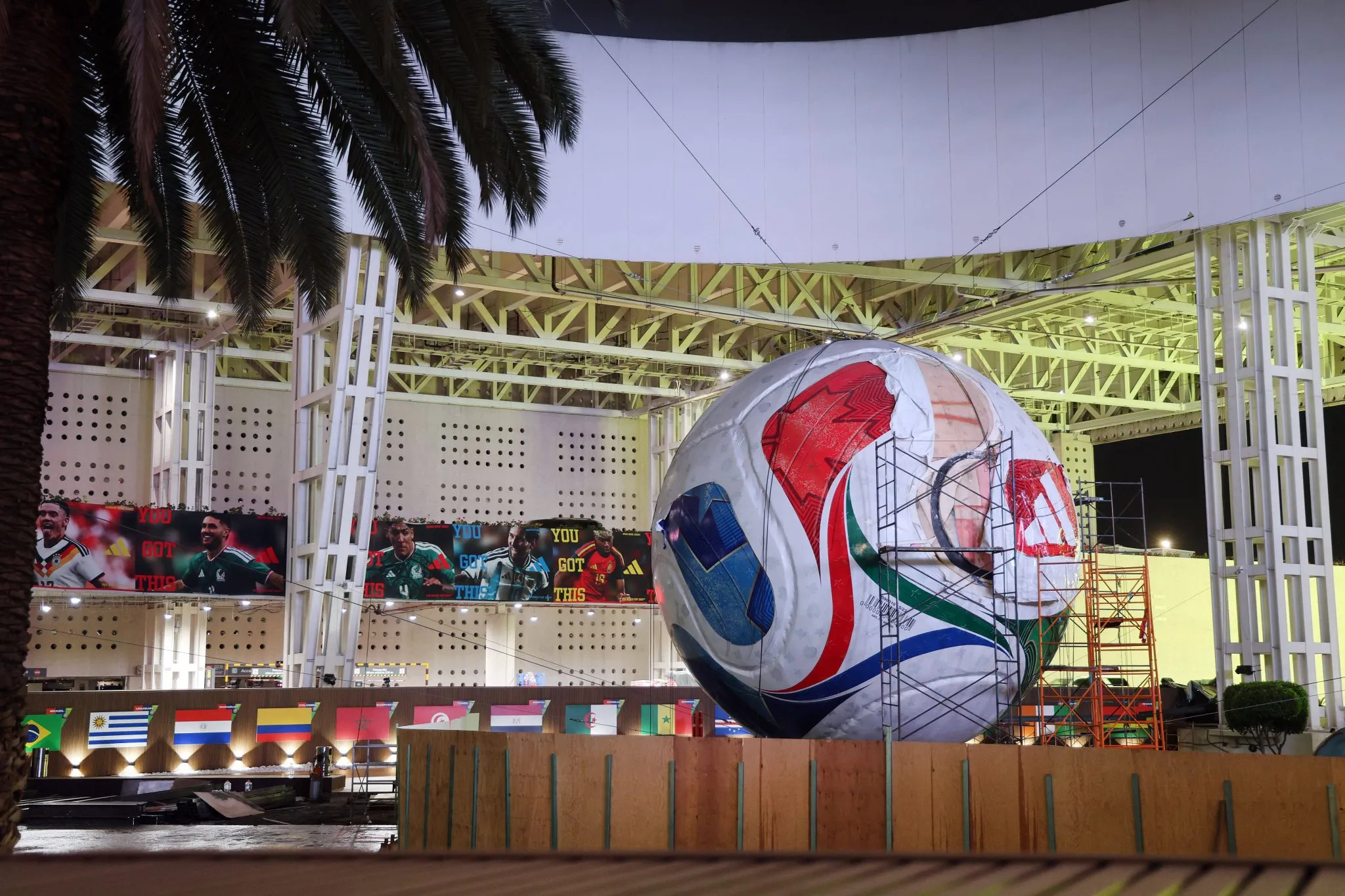 Bola da Copa em exposi&ccedil;&atilde;o na Cidade do M&eacute;xico