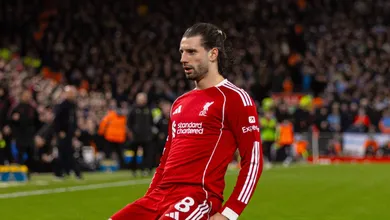 Com Alisson decisivo, Liverpool vence e acha caminho para n&atilde;o improvisar melhor da temporada