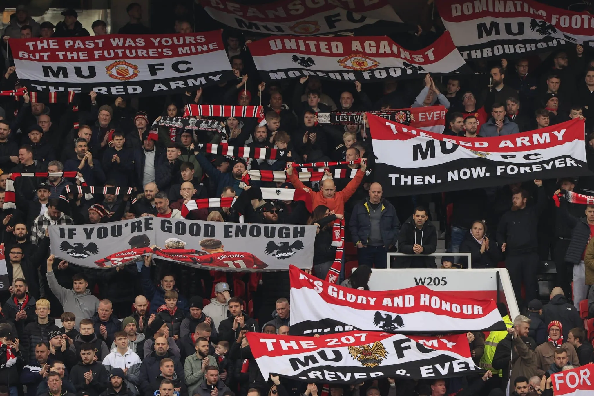 Torcedor do Manchester United &eacute; preso ap&oacute;s dar tapa no rosto de jogador do City