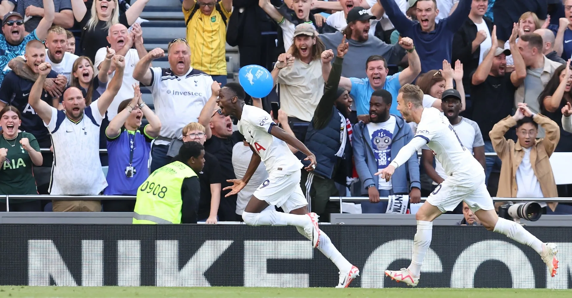 O Tottenham manteve o ritmo alto e prevaleceu no jogo eletrizante contra o United