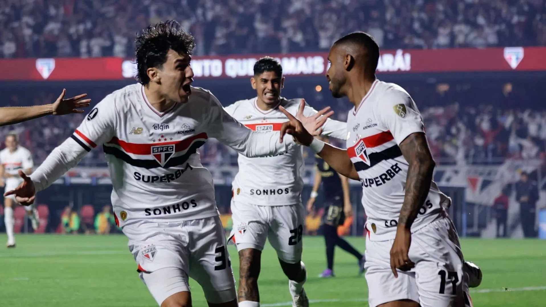 Jogadores do S&atilde;o Paulo comemoram gol que abriu o placar no MorumBIS (Foto: Adriana Spaccasassi Bianchi/Mochila Press/Gazeta Press)