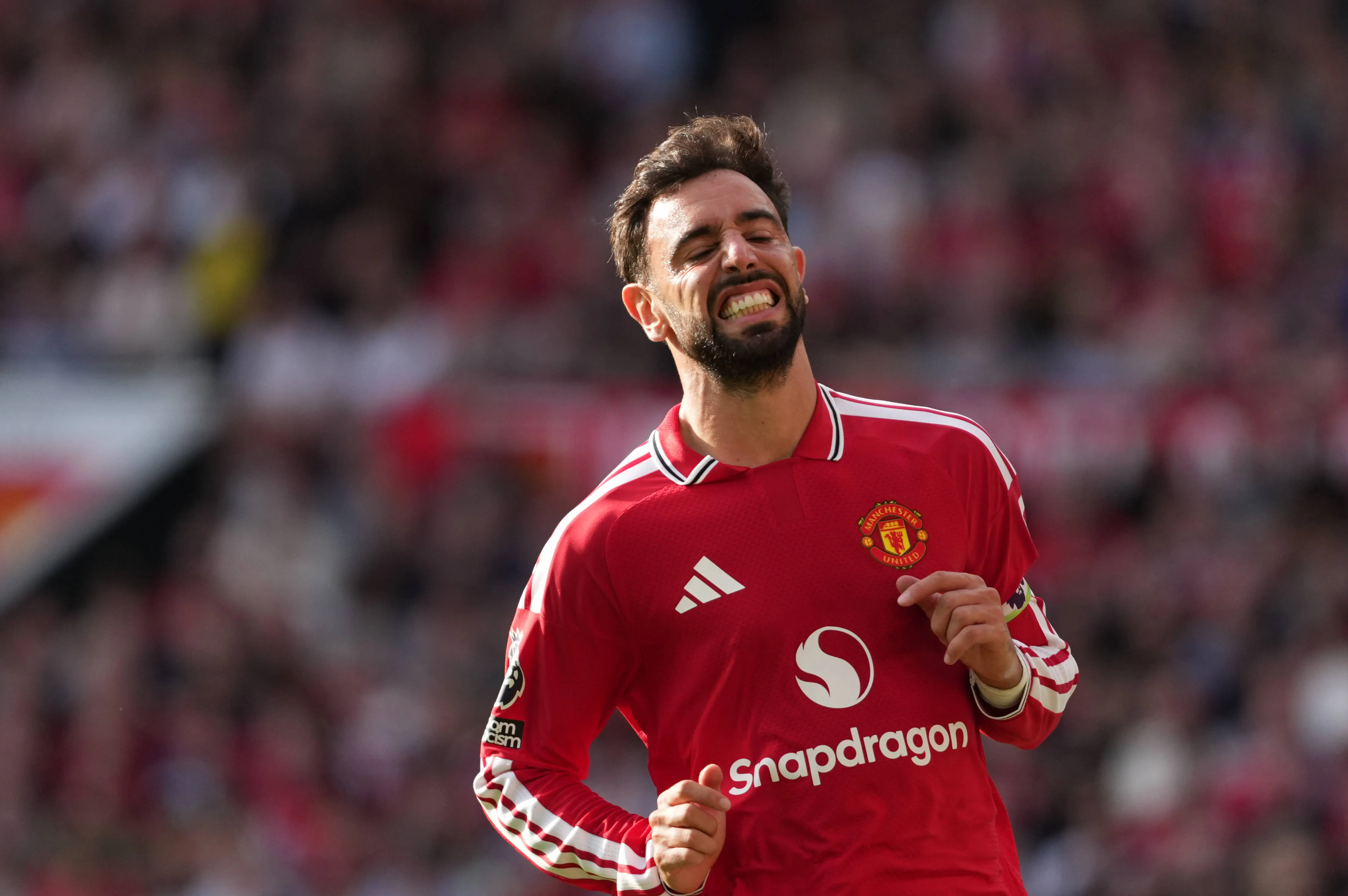 Bruno Fernandes se lamenta durante cl&aacute;ssico de Manchester