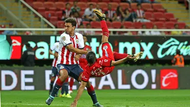 Pusk&aacute;s nele? Fazer um gol de bicicleta desses, da entrada da &aacute;rea, n&atilde;o &eacute; para qualquer um