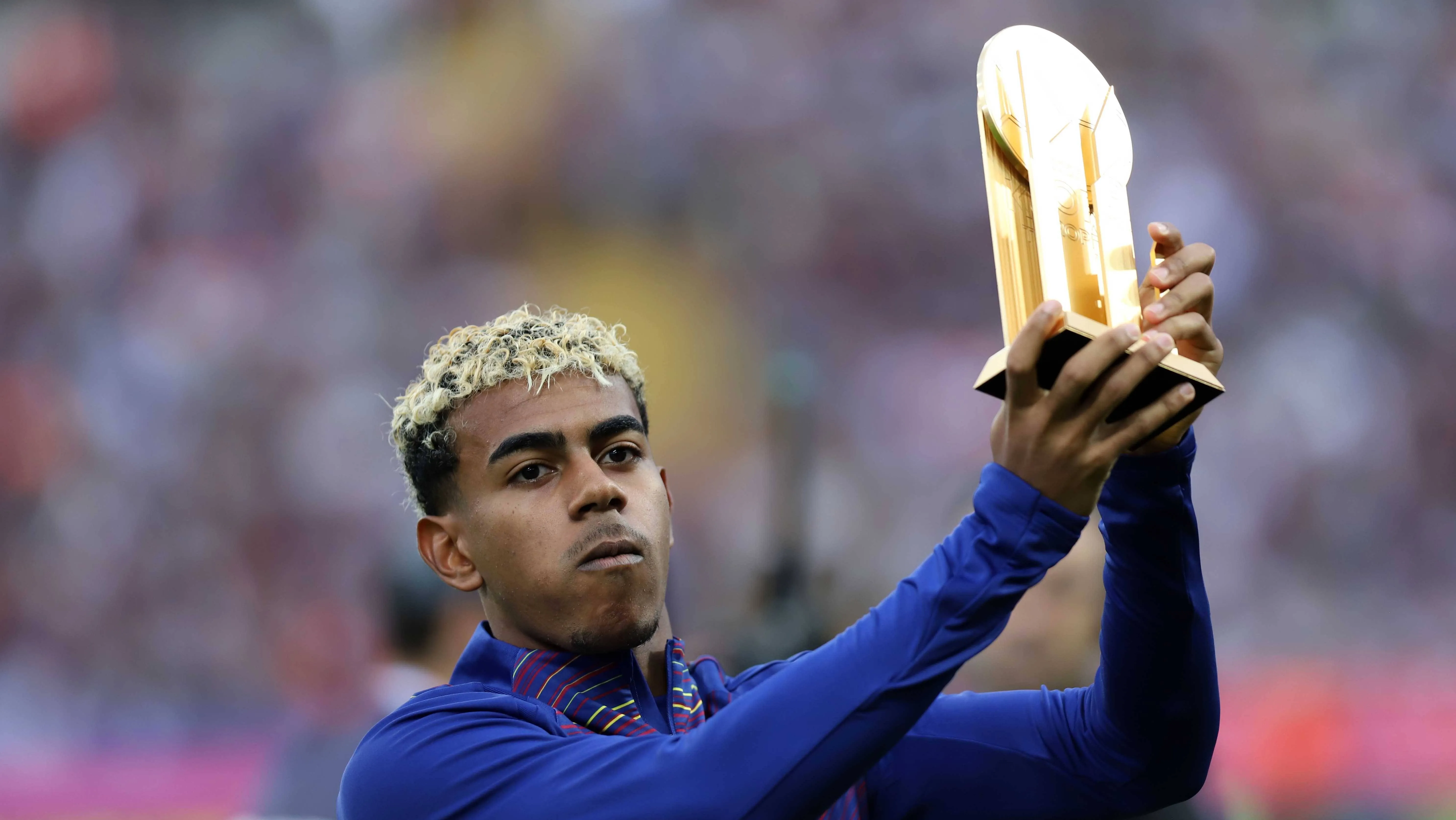 Yamal, do Barcelona, com o Trof&eacute;u Kopa