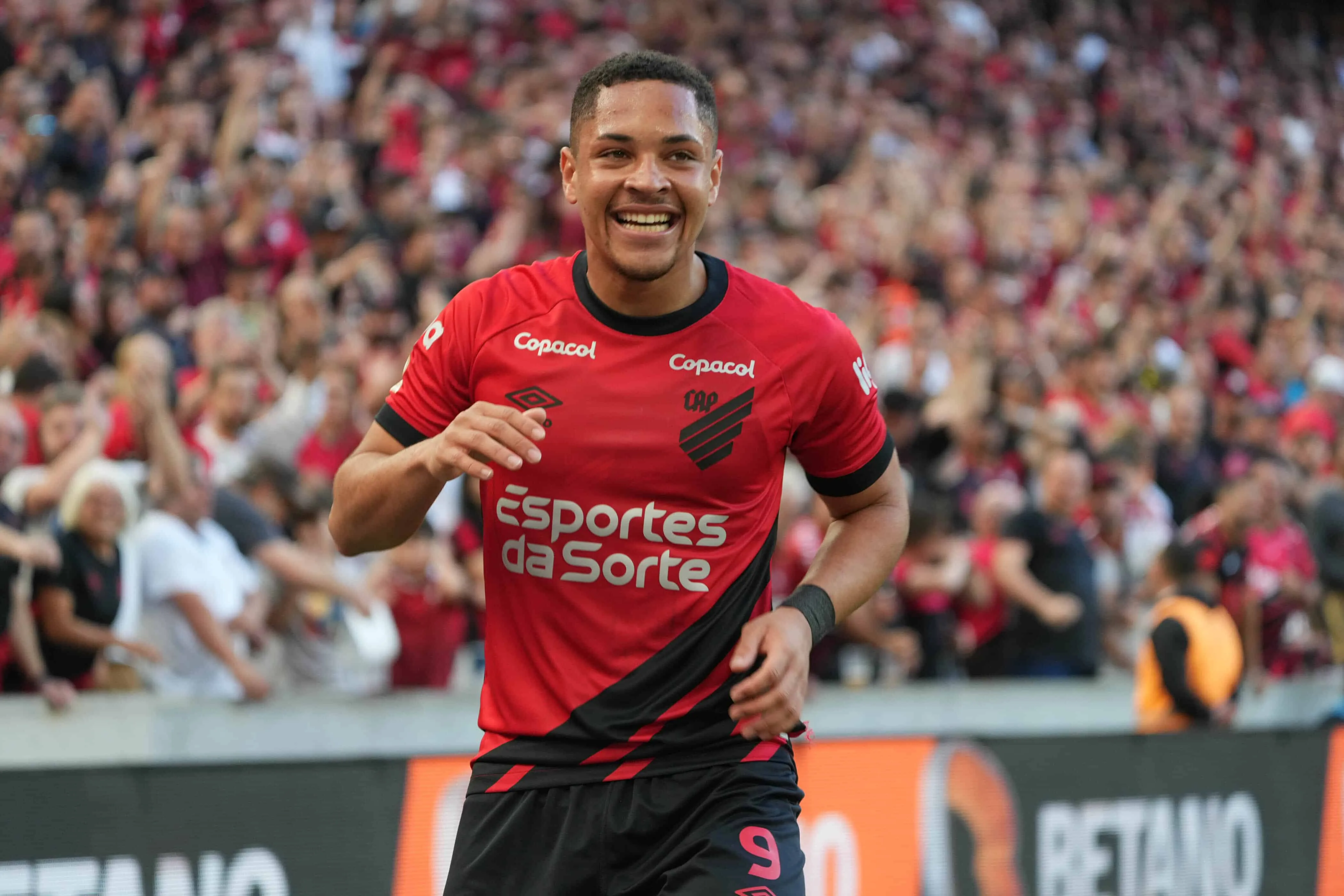 Barcelona ganha concorr&ecirc;ncia por Vitor Roque e recebe alerta do Athletico
