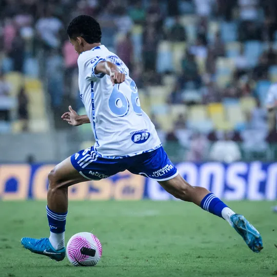 Tevis estreou pelo Cruzeiro contra o Fluminense, mas jogando por dentro, n&atilde;o conseguiu participar muito do jogo