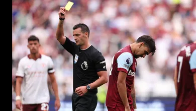 Cinco brasileiros est&atilde;o no top 10 de atletas da Premier League que mais levaram amarelos por reclama&ccedil;&atilde;o