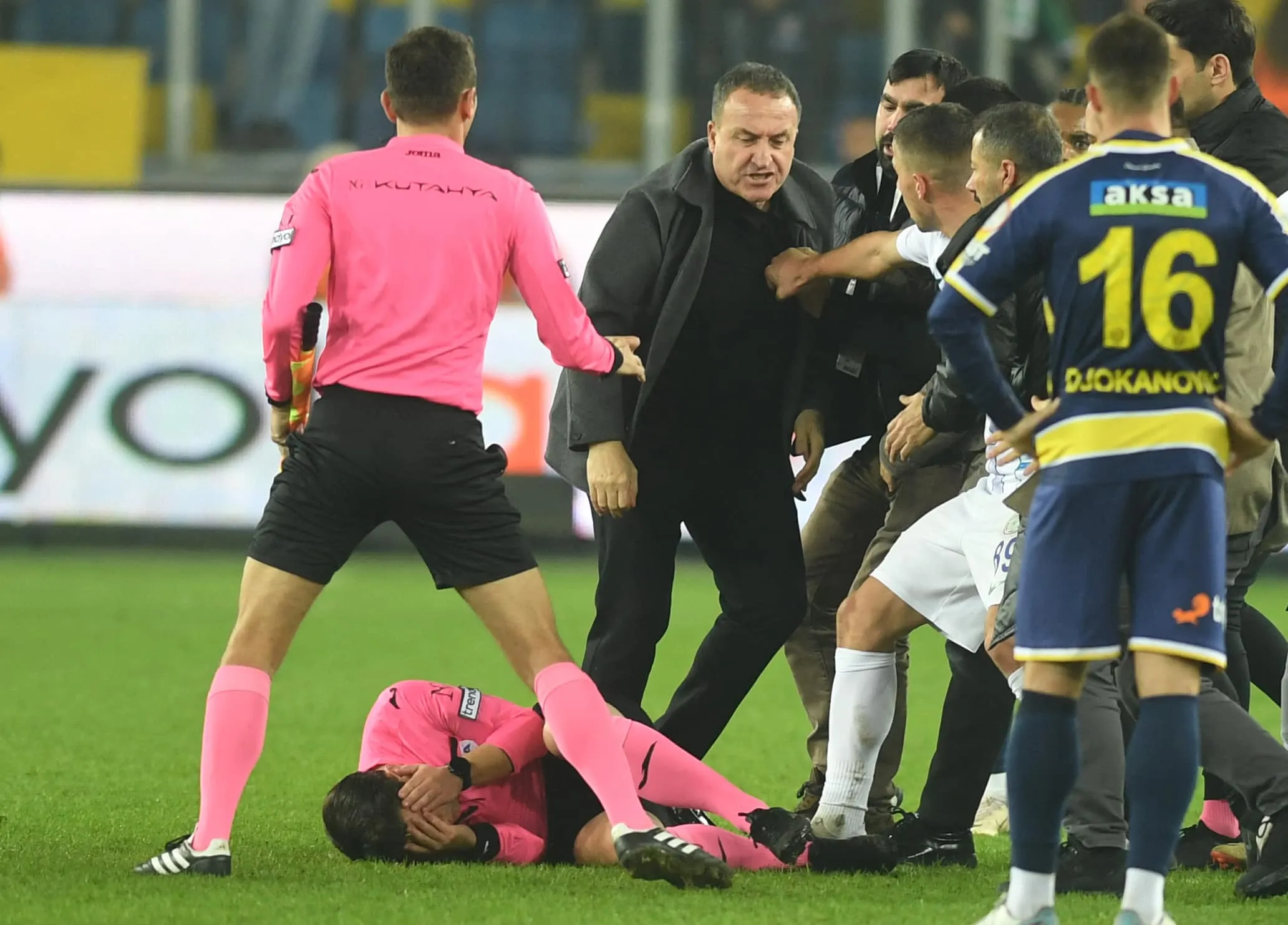 Campeonato Turco ser&aacute; retomado ap&oacute;s presidente do Ankarag&uuml;&ccedil;u agredir &aacute;rbitro &ndash; promessa &eacute; de puni&ccedil;&atilde;o pesada