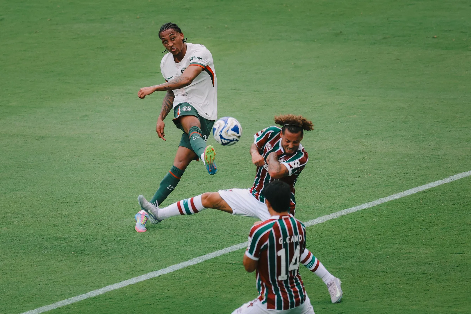 Jo&atilde;o Pedro chuta em jogo entre Chelsea e Fluminense