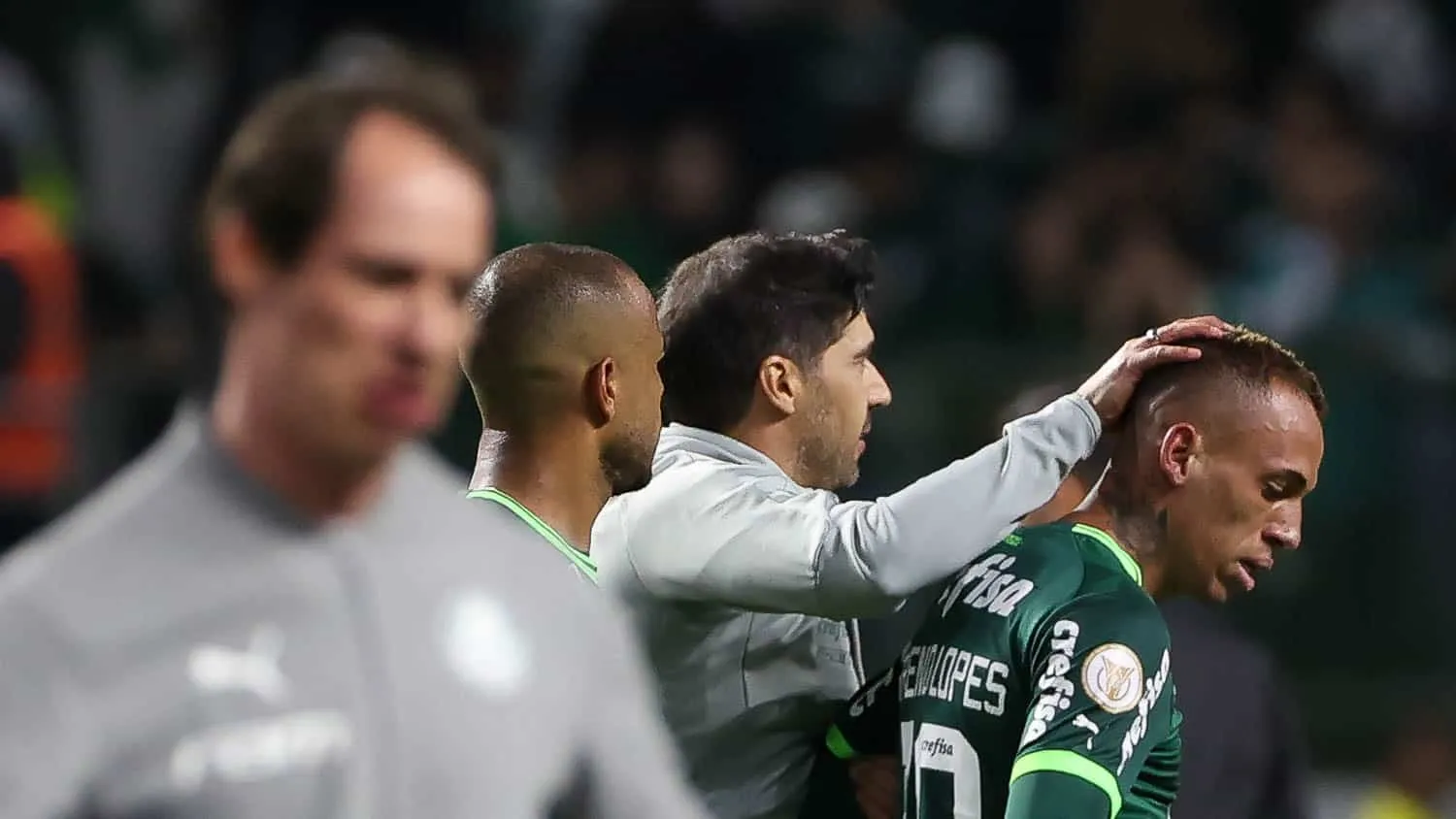 Palmeiras tem Breno abatido no vesti&aacute;rio e opera&ccedil;&atilde;o abafa nas entrevistas