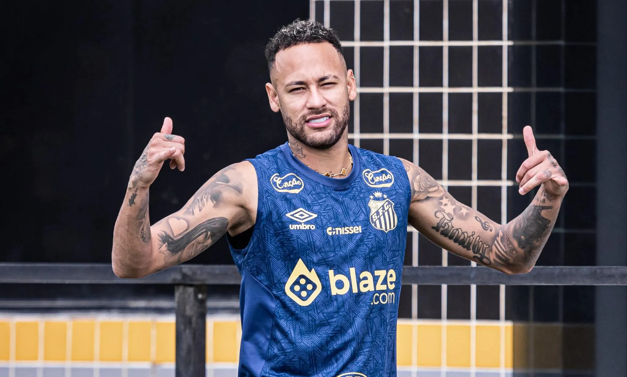 Neymar feliz&atilde;o no treino do Santos