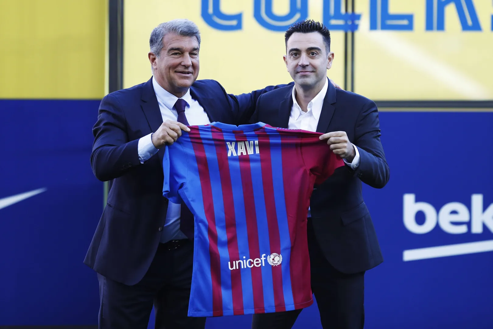 Joan Laporta e Xavi em sua apresenta&ccedil;&atilde;o no Barcelona Foto: (Imago)
