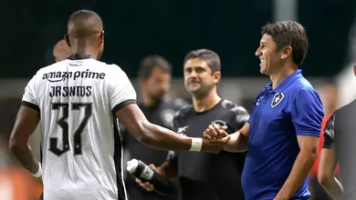 L&uacute;cio Fl&aacute;vio celebra retorno de Botafogo vencedor e mostra felicidade genu&iacute;na com J&uacute;nior Santos