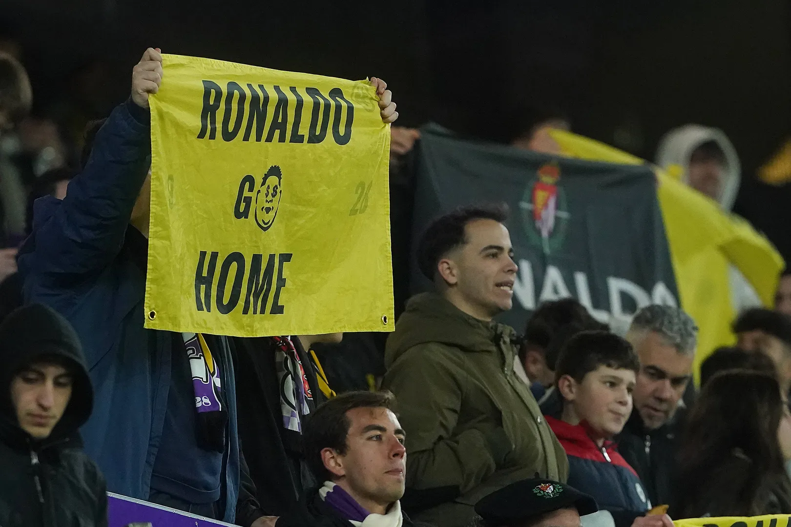 Torcedor do Valladolid exibe faixa com a frase: "Ronaldo v&aacute; para casa"