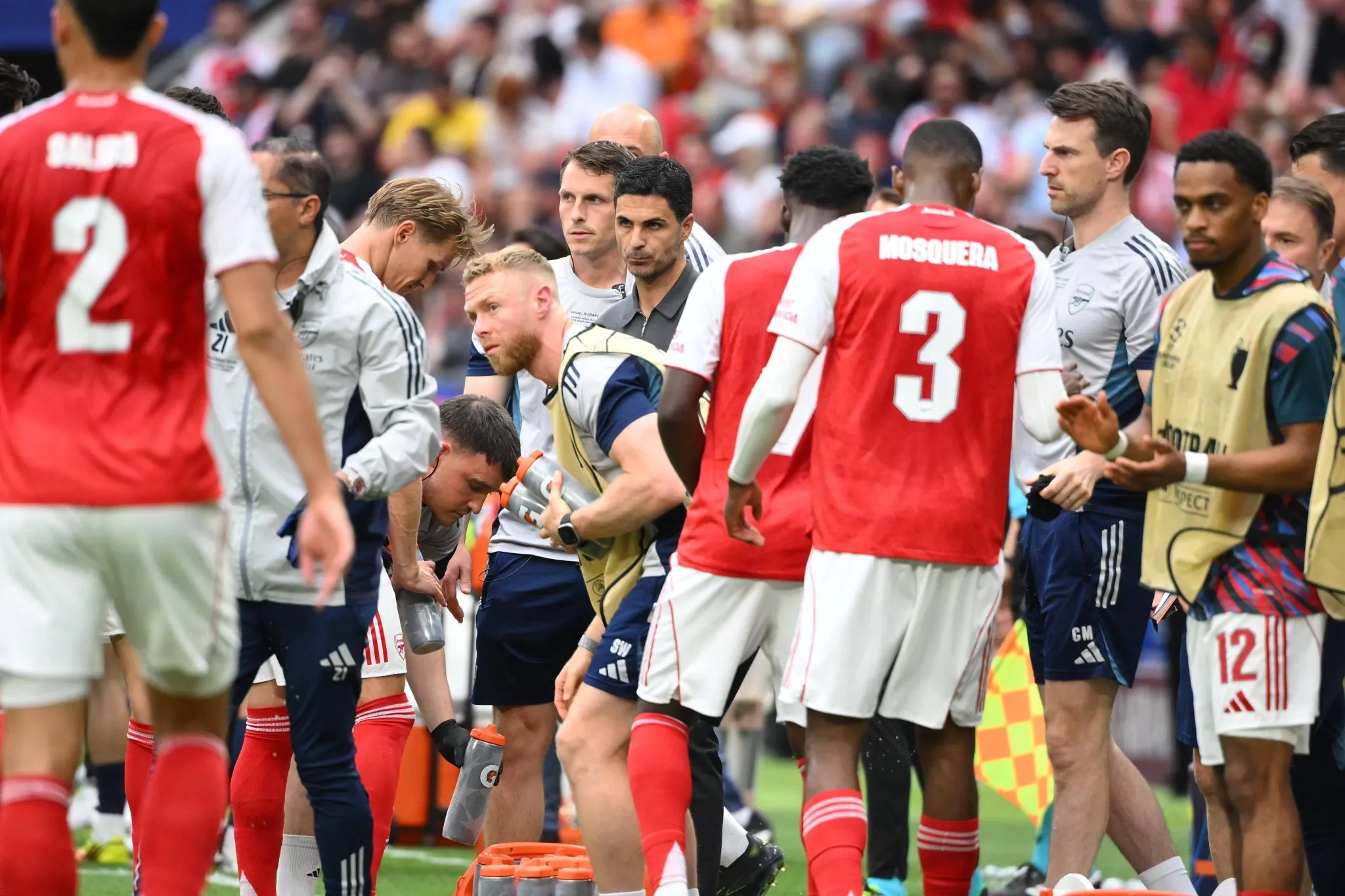 Arteta conversa com jogadores do Arsenal durante a final da Champions League. Foto: IMAGO/MOUNIC ALAIN