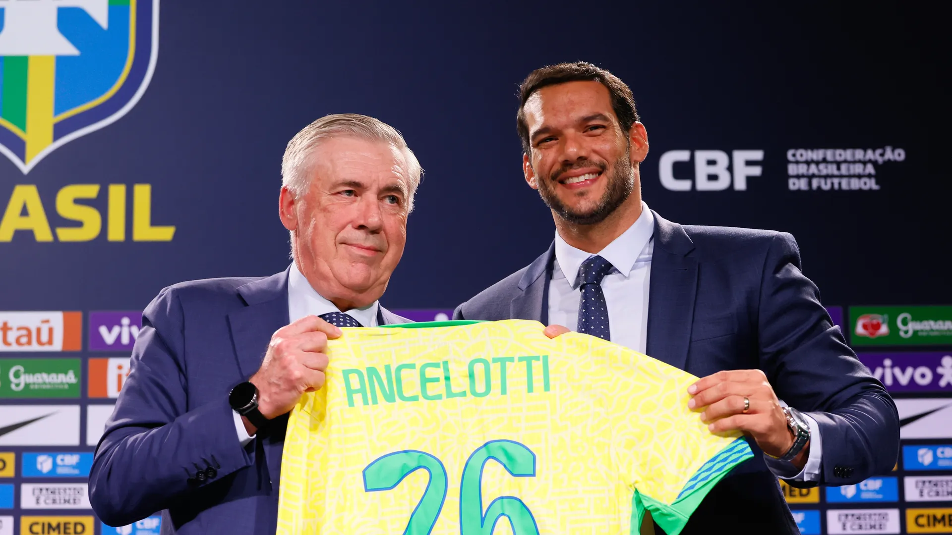 Carlo Ancelotti posa com Samir Xaud (Foto: Rafael Ribeiro/CBF)