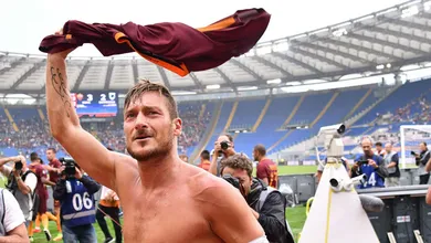 A lenda que nunca termina: Totti sai do banco e vira o jogo para a Roma