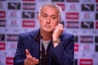 Mourinho: &lsquo;Surpreende quando pessoas que n&atilde;o fizeram nada conseguem trabalho nos grandes times&rsquo;