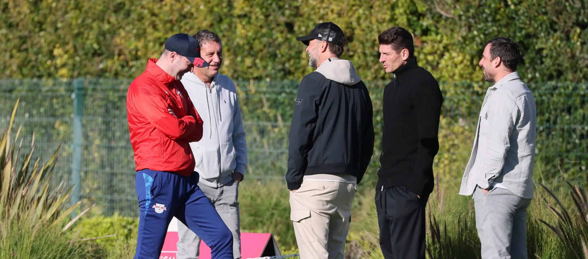 Klopp e Ole Werner, t&eacute;cnico do RB Leipzig, conversam durante treino